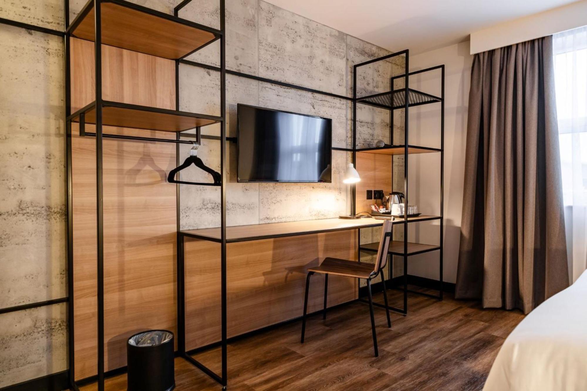 Ibis Riverside Hotel 3*